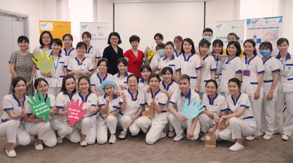 Niềm vui lan tỏa trong lễ tri ân đIều dưỡng và nữ hộ sinh tại Bệnh viện Việt Pháp