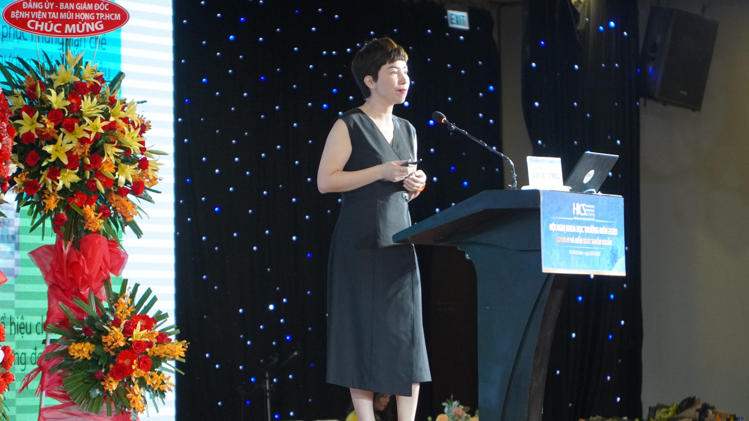 BS.Hoàng Oanh – Phó giám đốc ngành hàng KSNK Vietmedical trình bày báo cáo khoa học với nội dung “Ứng dụng các giải pháp tiên tiến trong Kiểm soát nhiễm khuẩn”