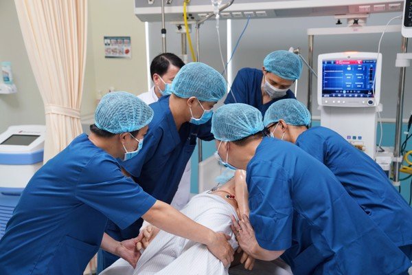 Doctors practice prostrated ventilation at Vietmedical Showroom